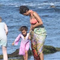 Halle Berry spends her 45th birthday on Malibu Beach photos | Picture 59754